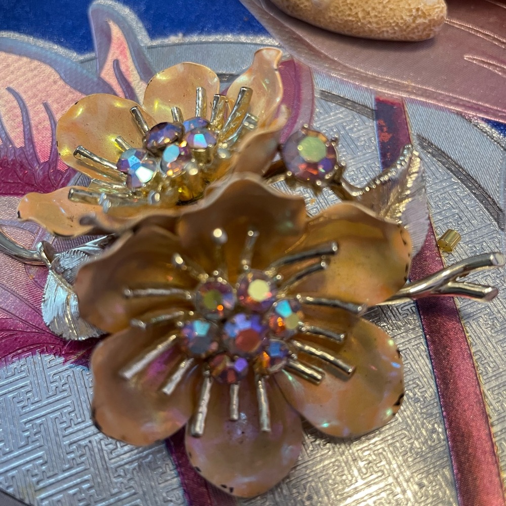 Coro floral brooch